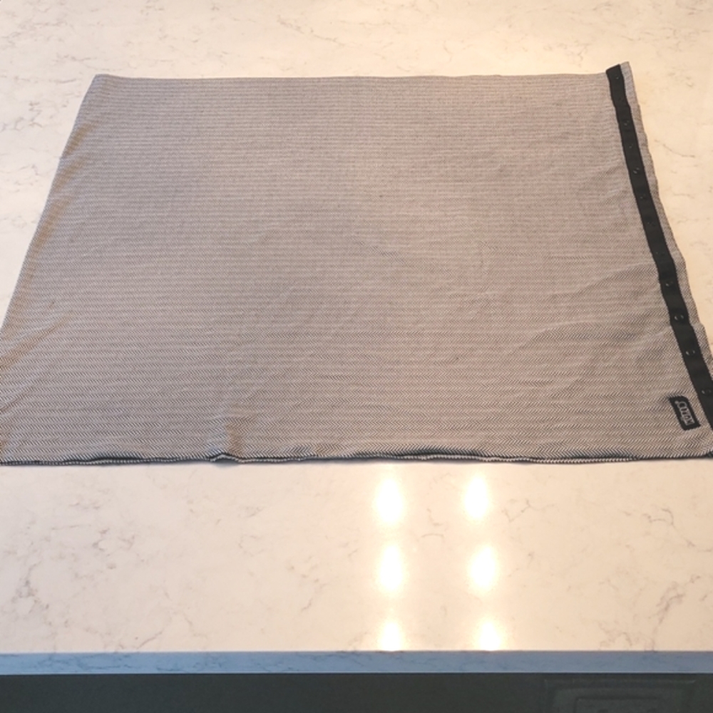 NUROO SCARF FOR NURSING/COVER UP. BLACK AND WHITE/LIGHT GREY